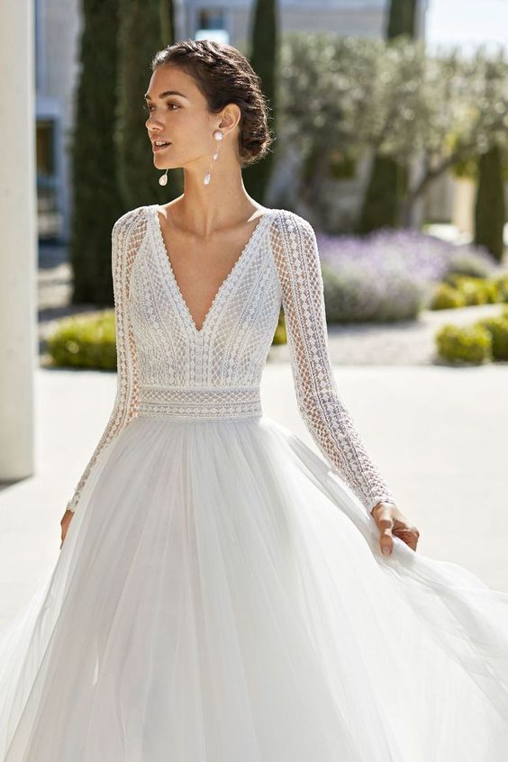 30 bridal dresses. Choose the right dress, we are confident that it will be beautiful for the wedding.