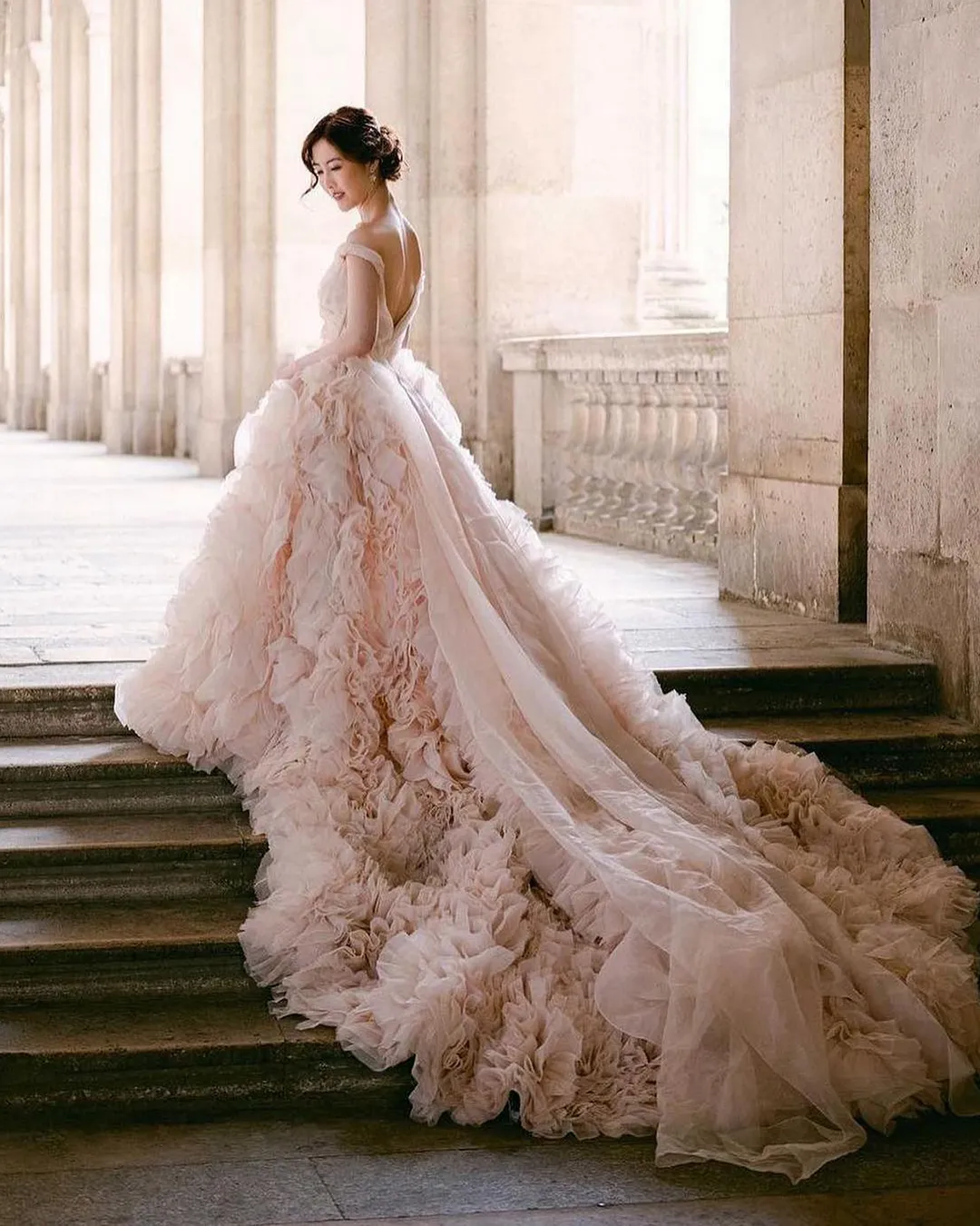 30 bridal dresses. Choose the right dress, we are confident that it will be beautiful for the wedding.