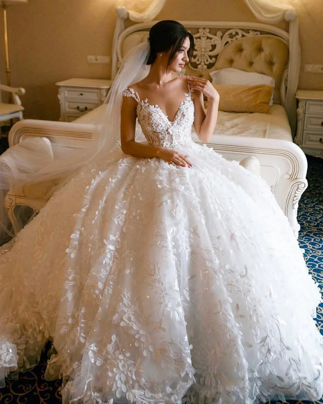 30 bridal dresses. Choose the right dress, we are confident that it will be beautiful for the wedding.