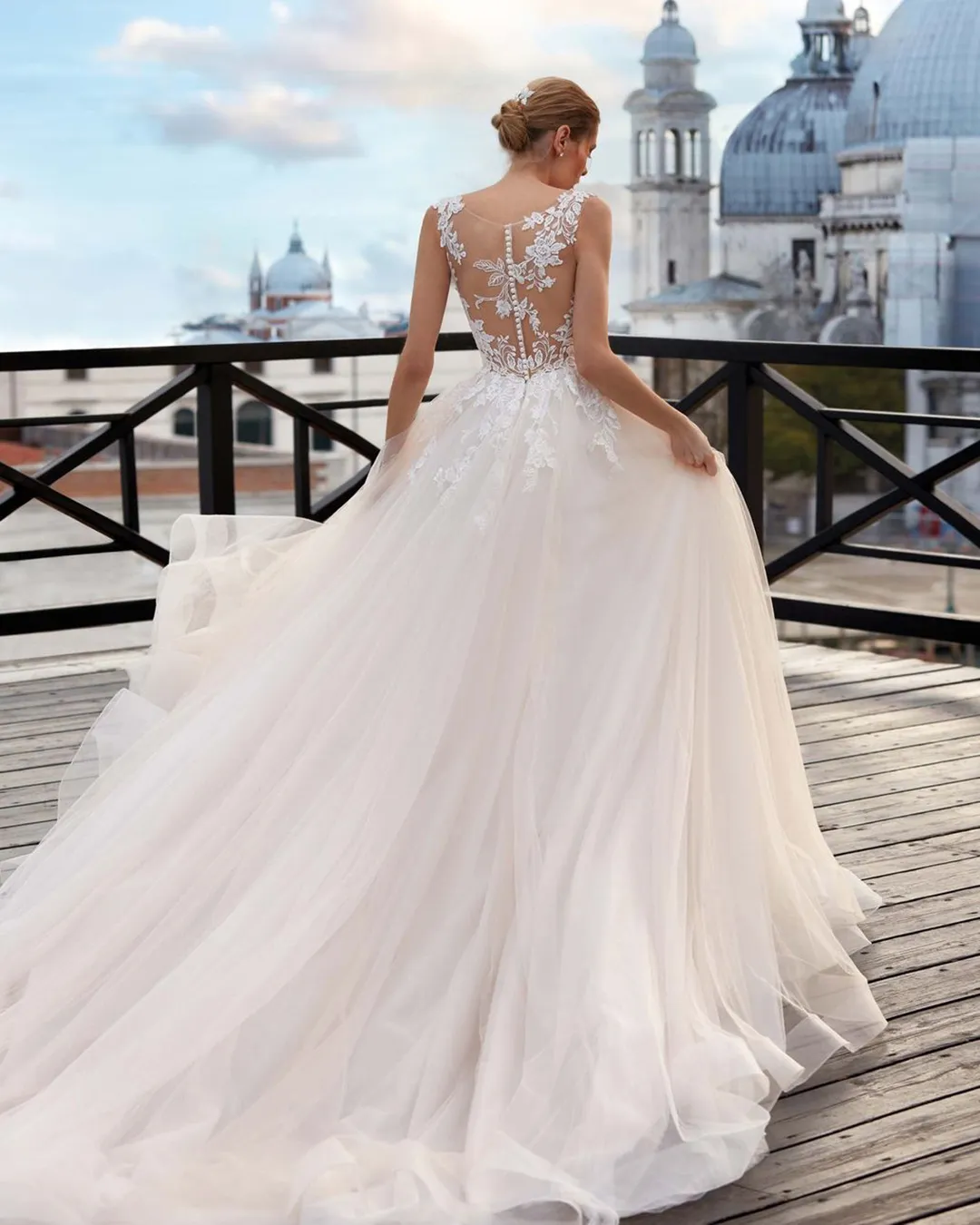 30 bridal dresses. Choose the right dress, we are confident that it will be beautiful for the wedding.