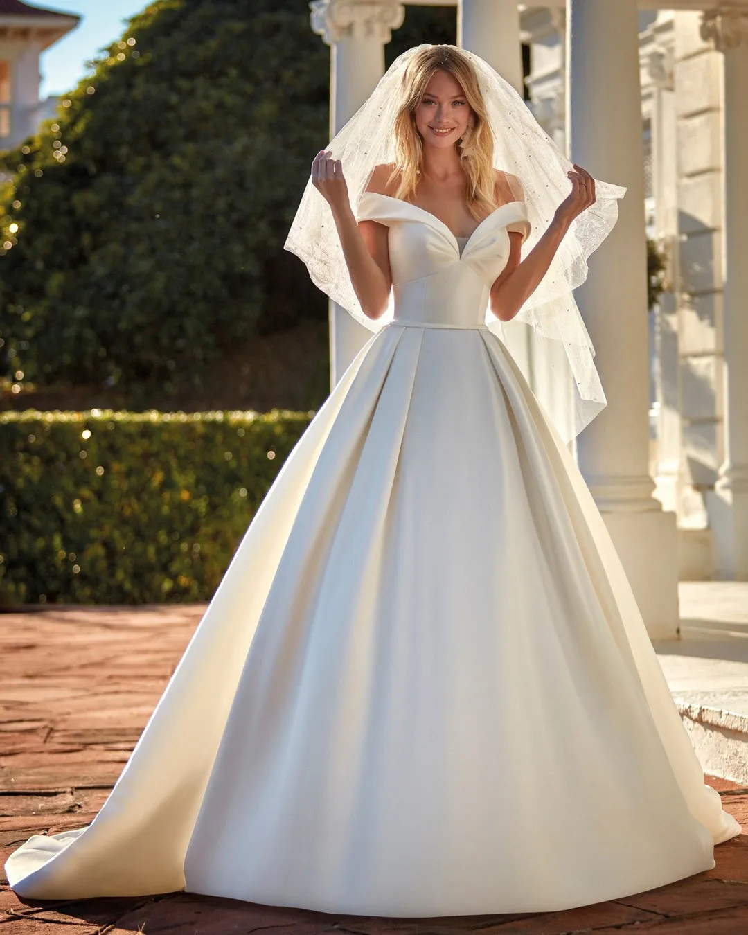 30 bridal dresses. Choose the right dress, we are confident that it will be beautiful for the wedding.